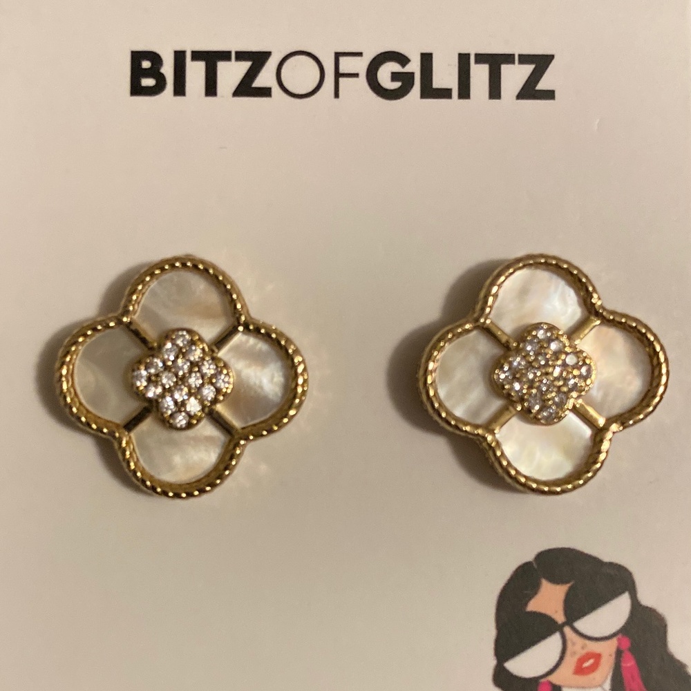 Clover shaped  white pearl and gold earrings